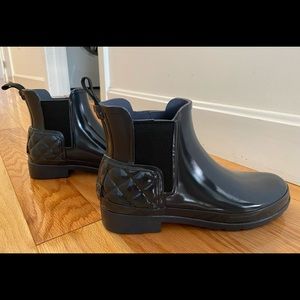 Short hunter rain boots, gloss, dark slate color size 7. Worn once. Like new